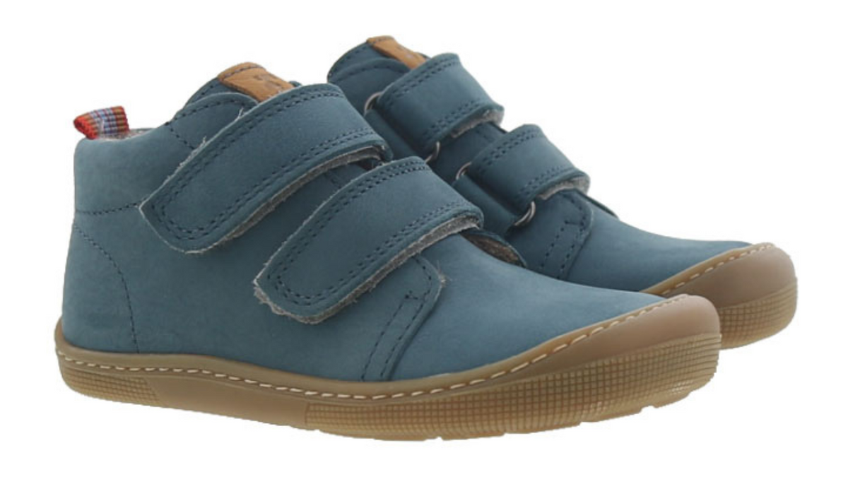 Barfußschuh für Kinder als Paar, knöchelhoch, geschlossene Zehen und geschlossener Fersenbereich, Doppelklettverschluss, flexible Sohle, Paar, schräge Vorderansicht