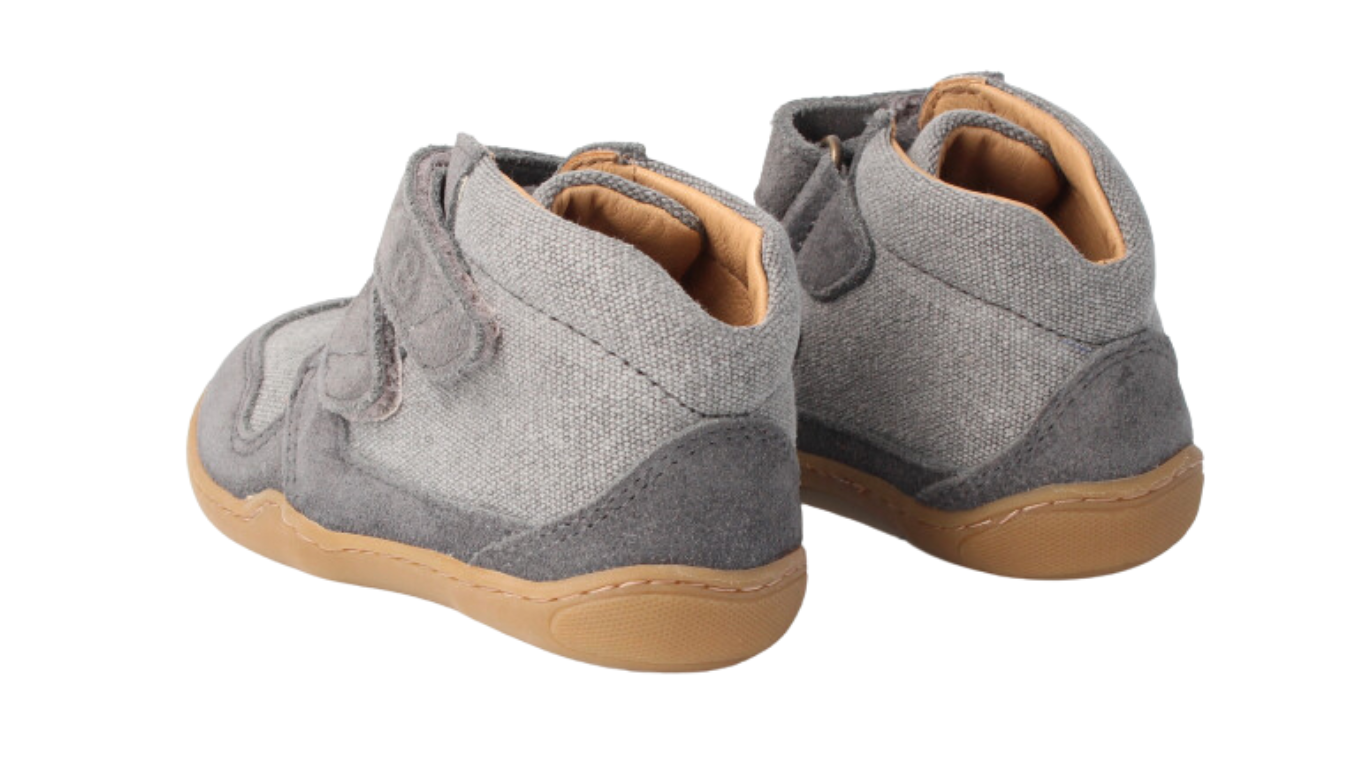 Knöchelhoher Barfußschuh für Erwachsene mit breiter Zehenbox, flexibler Sohle und Klettverschluss, geschlossener Zehenbereich und geschlossener Fersenbereich, Rückansicht als Paar.