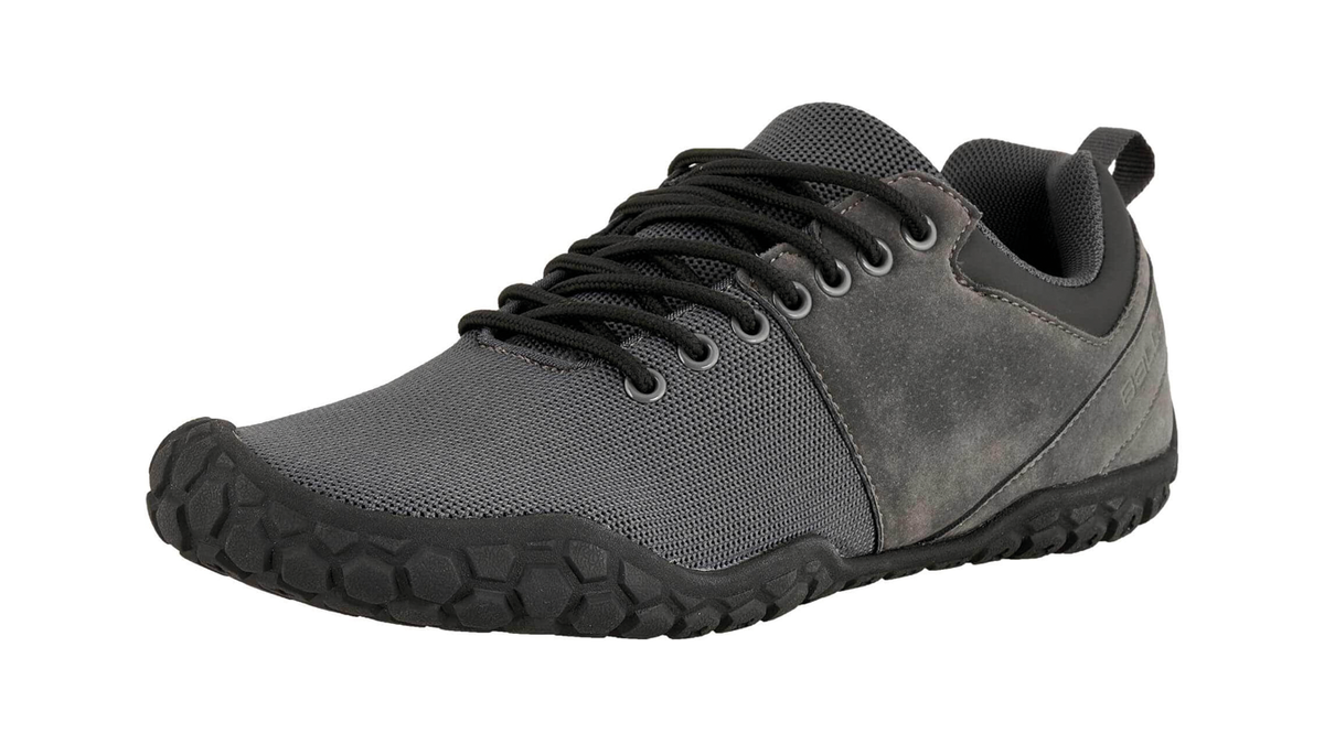 Barfußschuh, schräge Vorderansicht. Geschlossener Schuh mit Schnürung, breite Zehenbox, flexible flache Sohle.