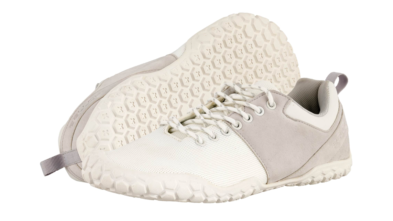 Barfußschuh, schräge Vorderansicht. Geschlossener Schuh mit Schnürung, breite Zehenbox, flexible flache Sohle.