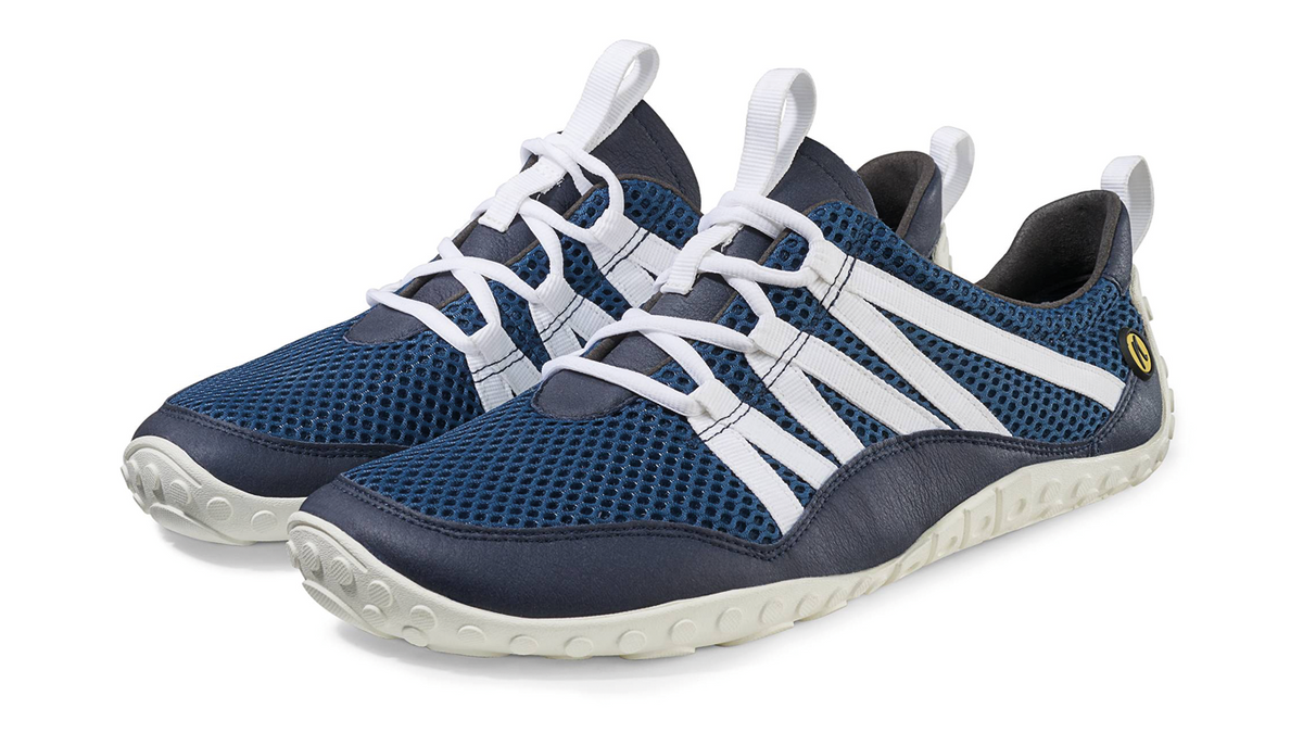 Barfußschuh mit Schnellschnürung, geschlossener Zehenbox und geschlossenem Fersenbereich, profilierte Sohle, schräge Vorderansicht als Paar