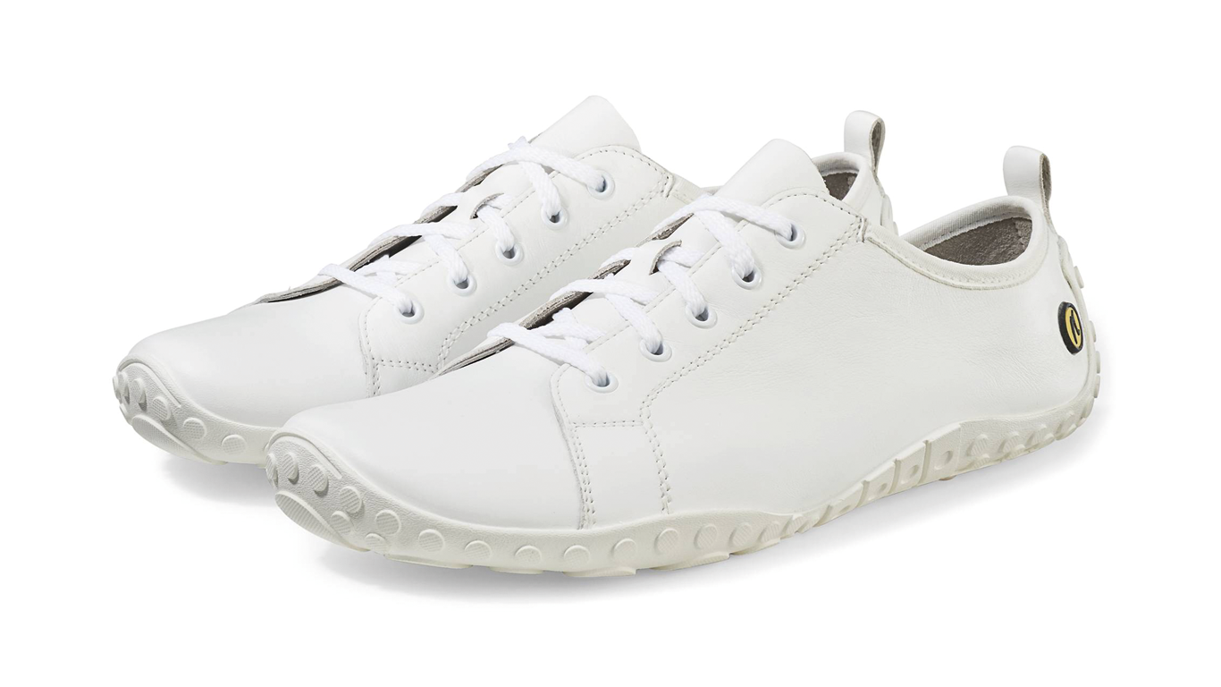 Barfußschuh mit Schnürsenkeln, geschlossener Zehenbox und geschlossenem Fersenbereich, flache flexible Sohle, schräge Vorderansicht als Paar