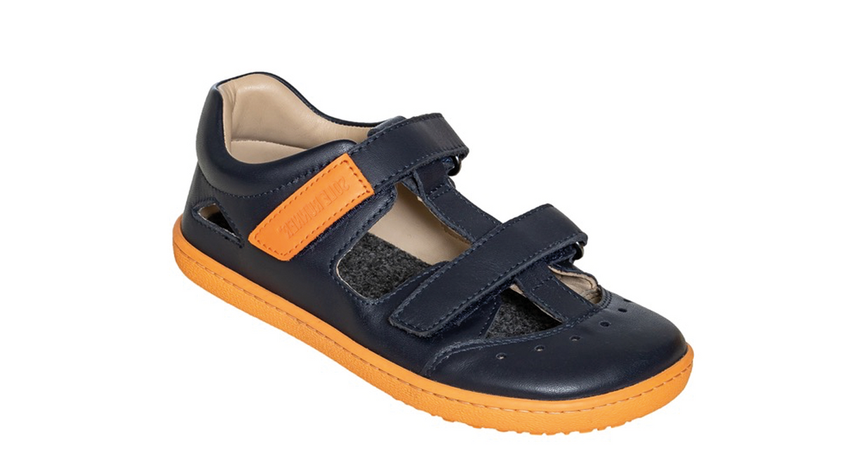 Kinder Barfußsandale, geschlossene Zehen und geschlossener Fersenbereich, zwei Klettverschlüsse und Riemen, flexible Sohle, einzelner Schuh, schräge Vorderansicht