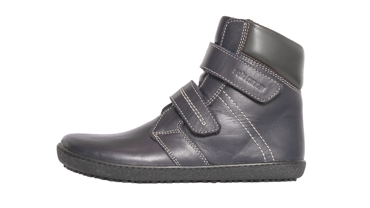 Barfußwinterstiefel für Kinder mit breiter Zehenbox, Klettverschluss und geschlossenem Fersenbereich, Seitenansicht außen