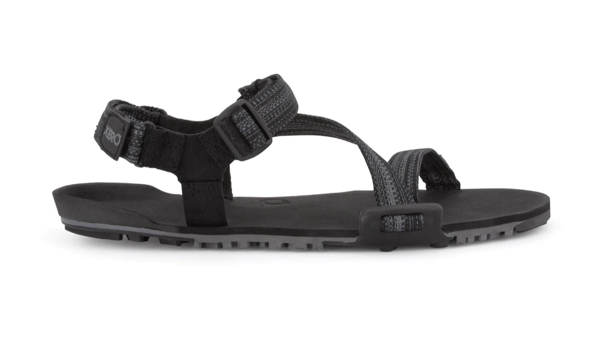 Barfußsandale, offene Zehen und offener Fersenbereich, Riemenkonstruktion mit verstellbaren Riemen, profilierte Sohle, Einzelschuh, Seitenansicht außen