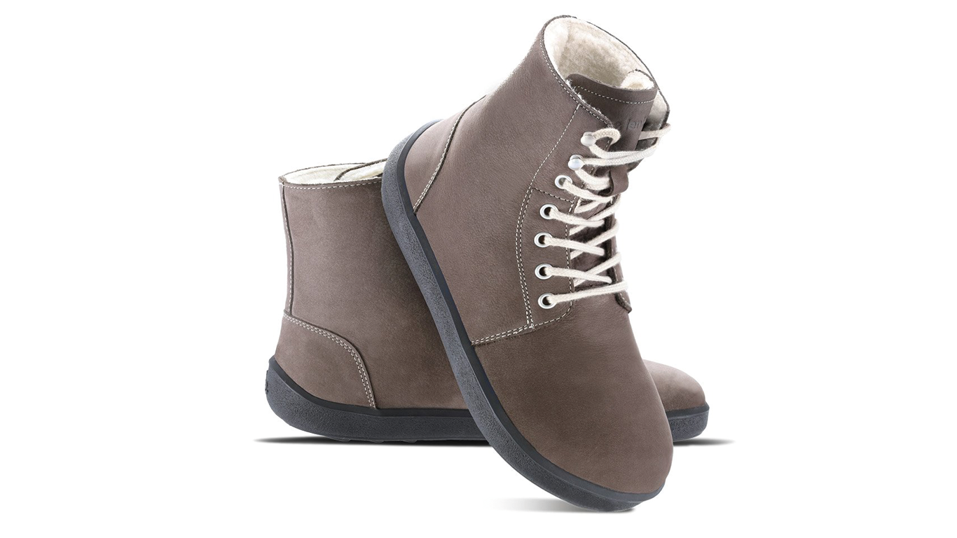 Barfußwinterschuh für Erwachsene, knöchelhoch, Schnürung, breite Zehenbox, geschlossene Zehen, geschlossene Ferse, schräge Vorderansicht