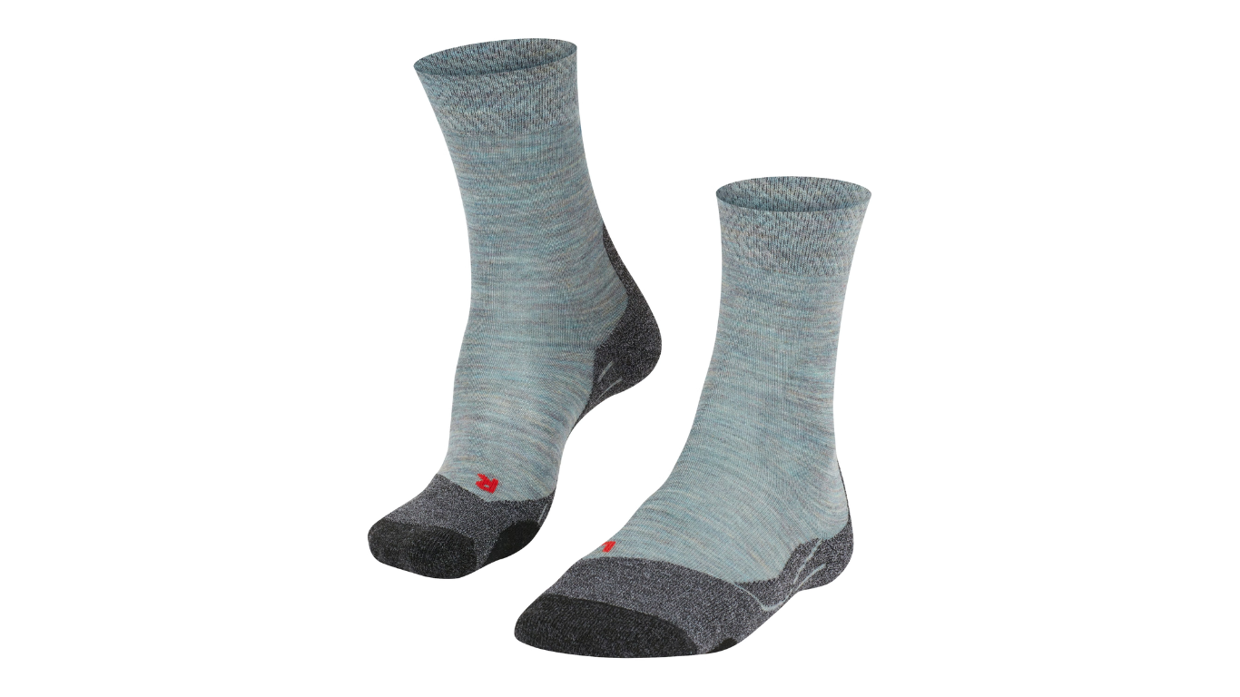 Trekking-Socke für Erwachsene, Paaransicht, mittelhoher Schaft, geformter Fersenbereich, schräge Vorderansicht