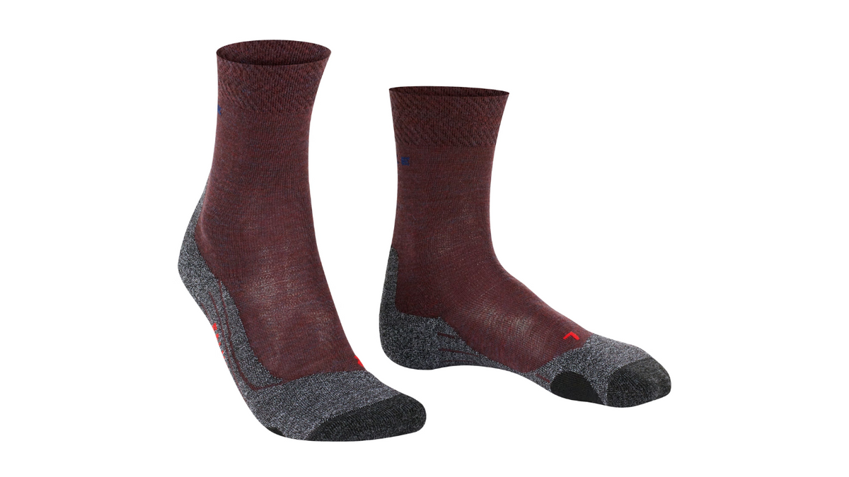 Trekking-Socke für Erwachsene, Paaransicht, mittelhoher Schaft, anatomische Fußform, verstärkter Zehen- und Fersenbereich, schräge Vorderansicht