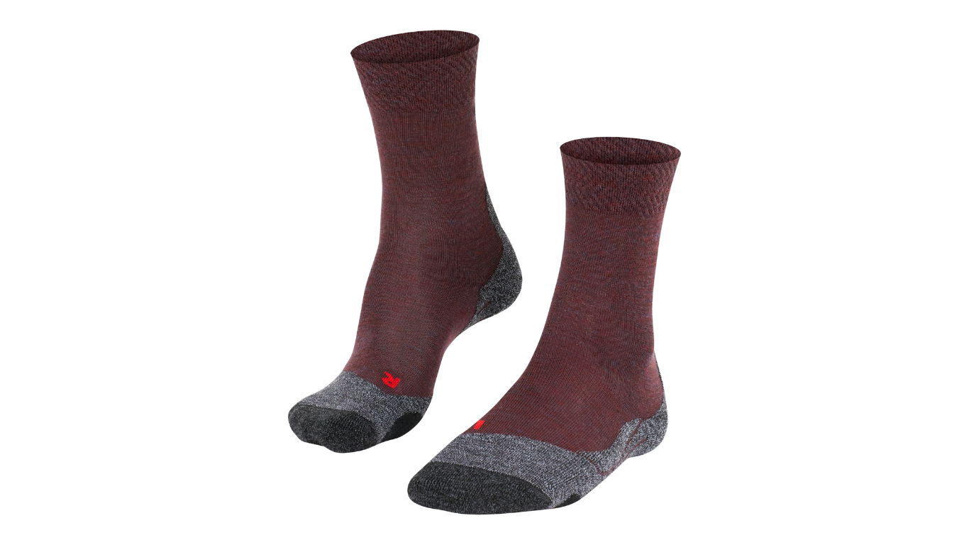 Trekking-Socke für Erwachsene, Paaransicht, mittelhoher Schaft, geformter Fersenbereich, schräge Vorderansicht