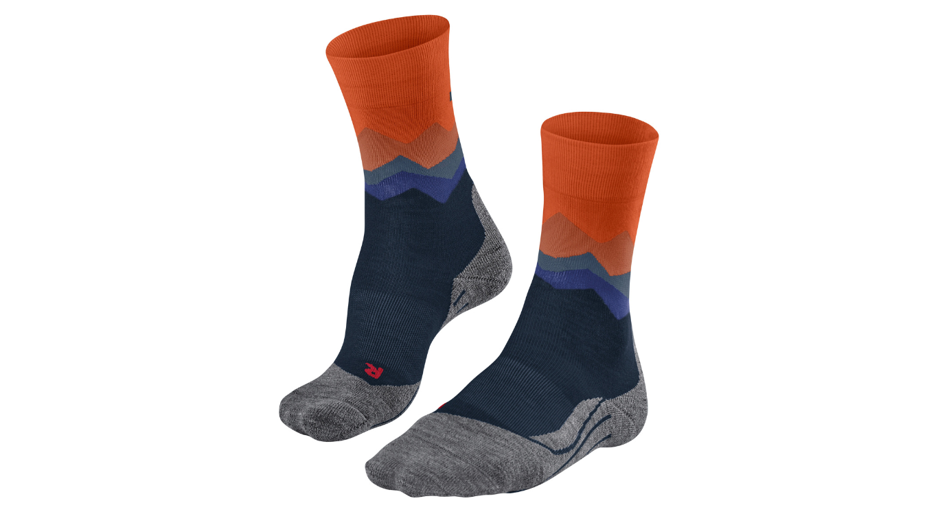 Trekking-Socke für Erwachsene, Paaransicht, mittelhoher Schaft, geformter Fersenbereich, verstärkte Zonen im Vorfuß, schräge Vorderansicht