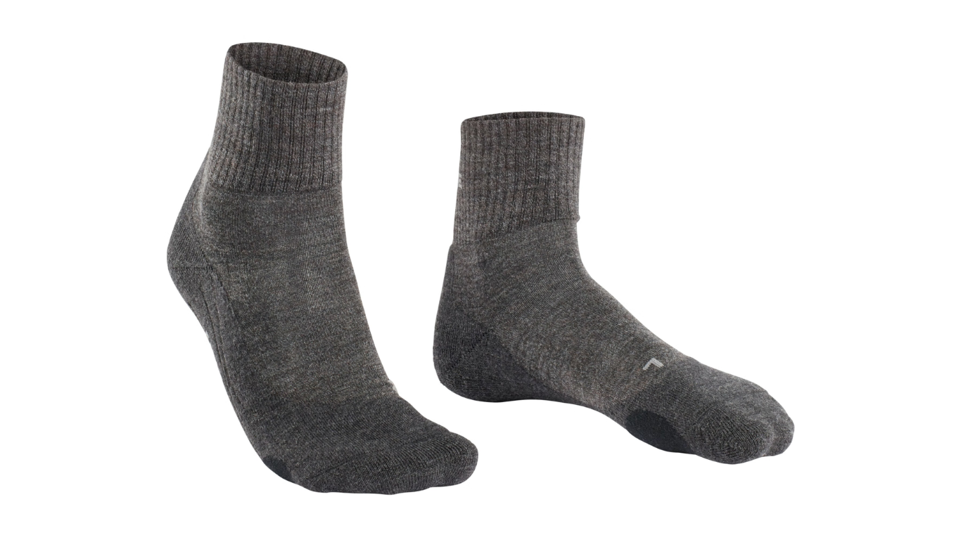 Wandersocken für Erwachsene als Paar mit mittlerem Schaft, schräge Vorderansicht.
