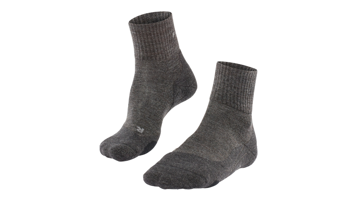 Wandersocken für Erwachsene als Paar mit mittlerem Schaft, schräge Vorderansicht.
