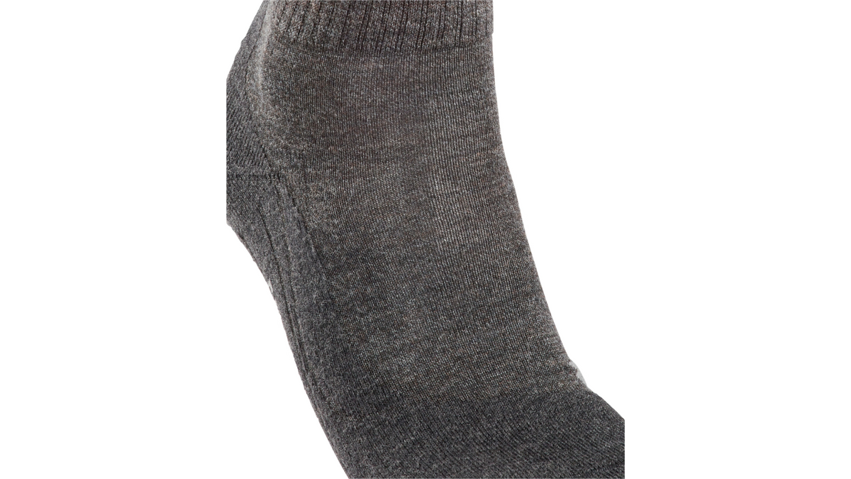 Wandersocken für Erwachsene mit mittlerem Schaft getragen am Bein, Detailansicht.