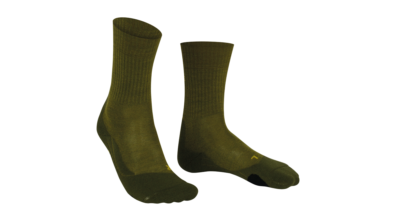 Trekking-Socke für Erwachsene, Paaransicht, mittelhoher Schaft, anatomische Fußform, verstärkter Zehen- und Fersenbereich, schräge Vorderansicht