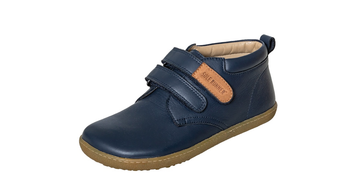 Kinder Barfußschuh, geschlossene Zehen und geschlossener Fersenbereich, zwei Klettverschlüsse, flexible Sohle, einzelner Schuh, schräge Vorderansicht