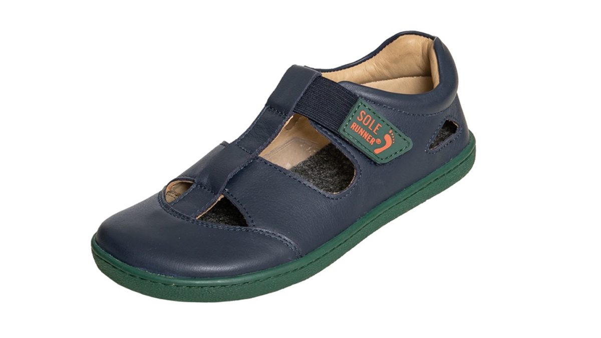Kinder Barfußsandale, geschlossene Zehen und geschlossener Fersenbereich, zwei Klettverschlüsse und Riemen, flexible Sohle, einzelner Schuh, schräge Vorderansicht