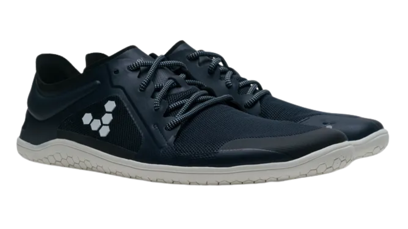 Barfußschuh mit Schnürung, breite Zehenbox, flexible Sohle, geschlossener Fersenbereich, schräge Vorderansicht als Paar