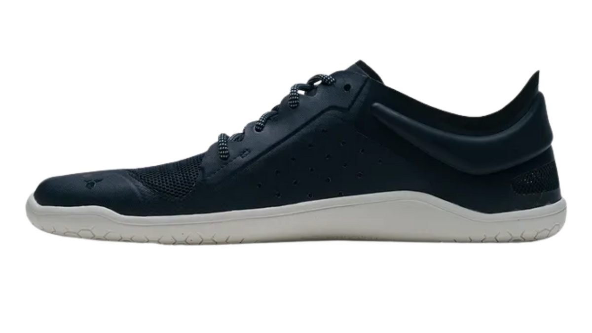 Barfußschuh mit Schnürung, breite Zehenbox, flexible Sohle, geschlossener Fersenbereich, Seitenansicht innen, einzelner Schuh