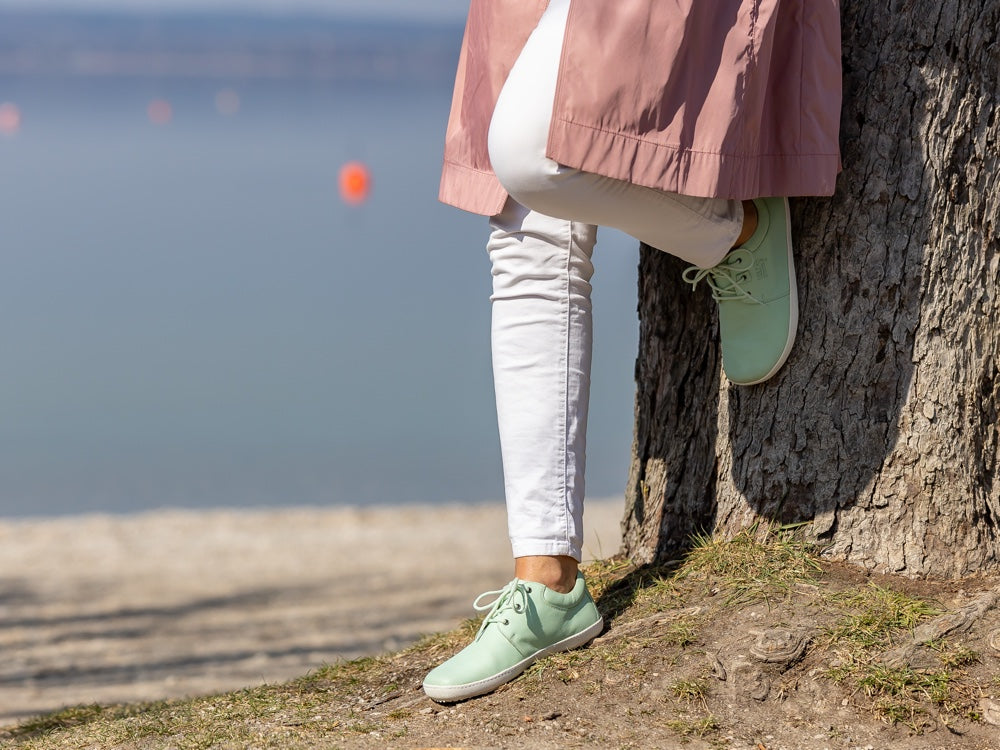 Barfußschuh, geschlossene Zehen und geschlossener Fersenbereich, Schnürsenkel, flexible Sohle, einzelner Schuh, schräge Vorderansicht, getragen am Fuß