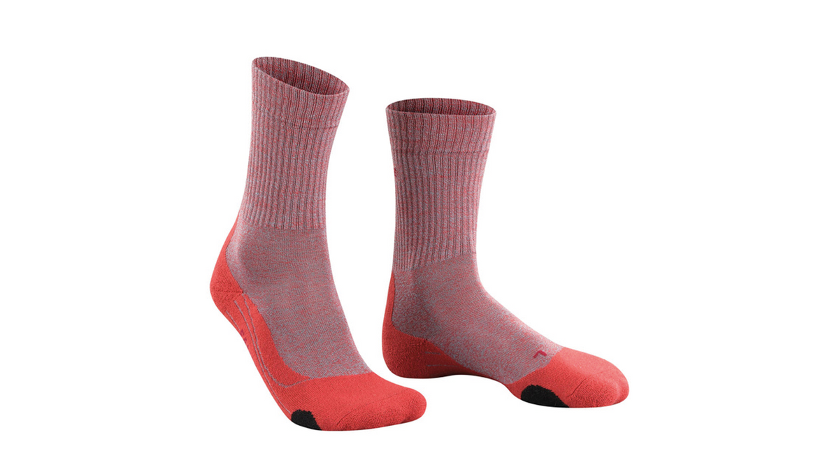 Trekking-Socke für Erwachsene, Paaransicht, mittelhoher Schaft, anatomische Fußform, verstärkter Zehen- und Fersenbereich, schräge Vorderansicht