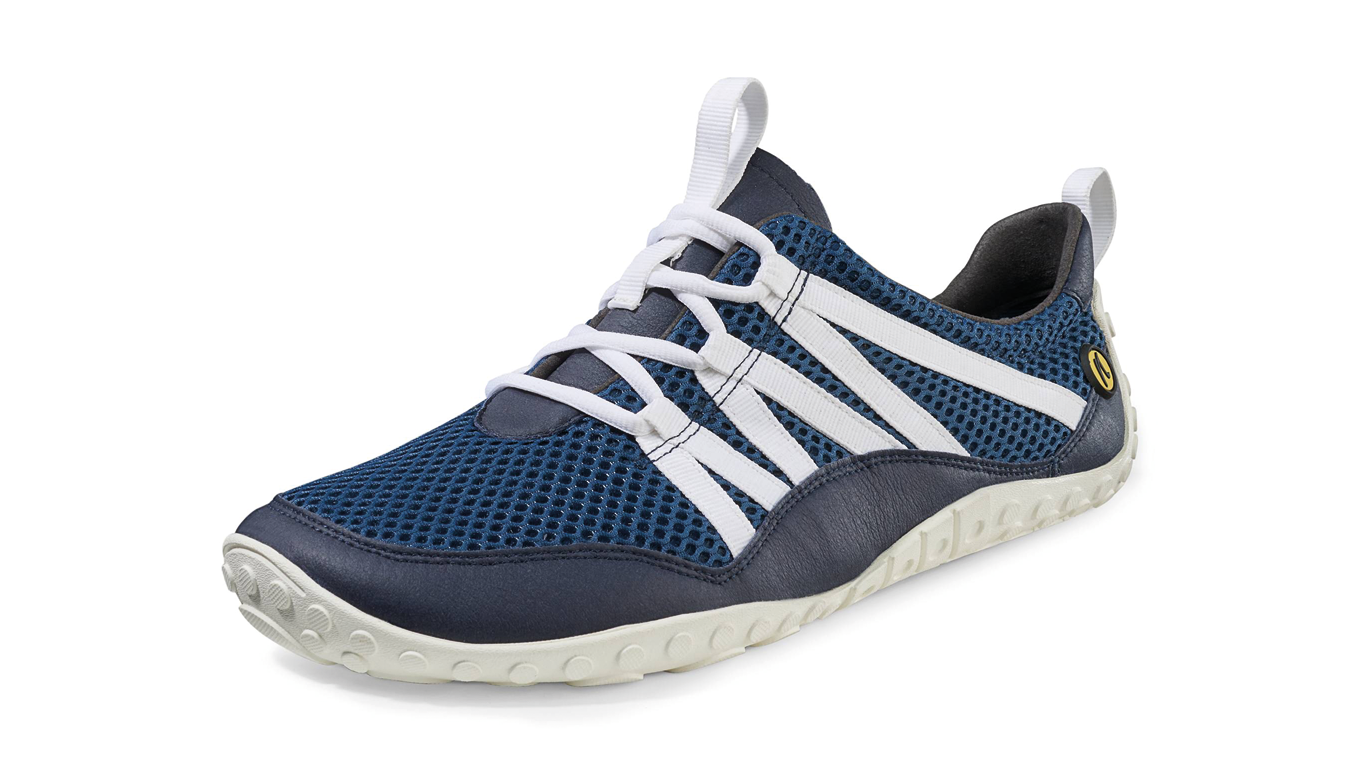 Barfußschuh mit Schnellschnürung, geschlossener Zehenbox und geschlossenem Fersenbereich, profilierte Sohle, Seitenansicht außen
