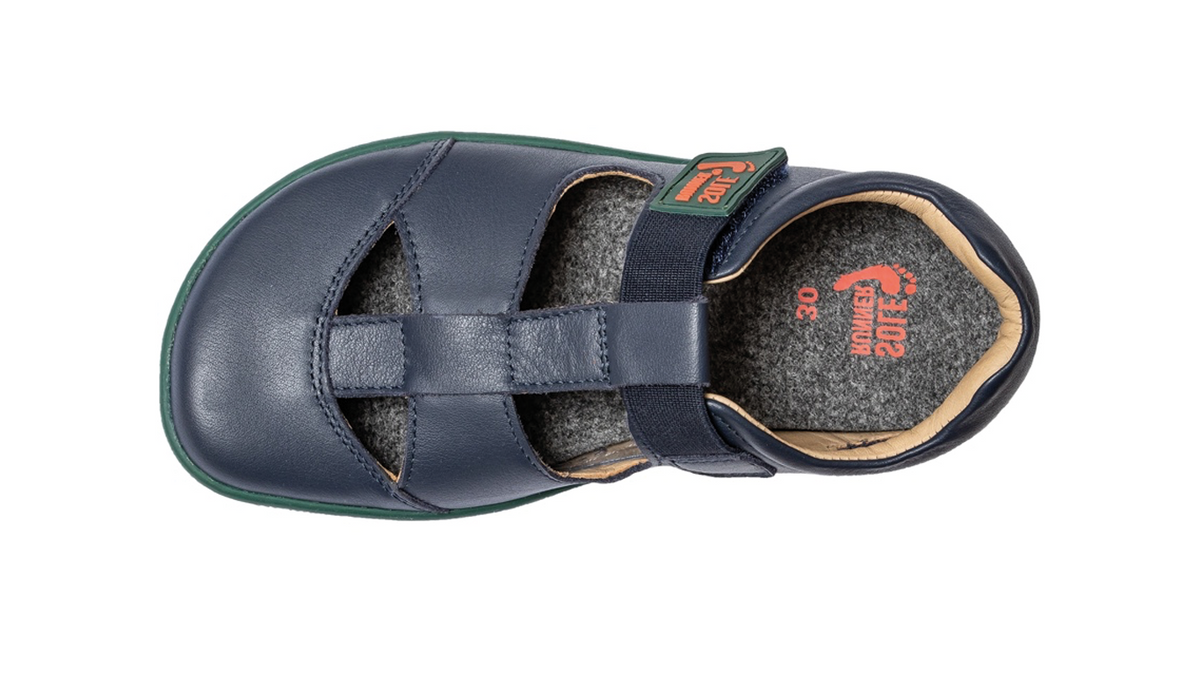 Kinder Barfußsandale, geschlossene Zehen und geschlossener Fersenbereich, zwei Klettverschlüsse und Riemen, flexible Sohle, einzelner Schuh, Draufsicht