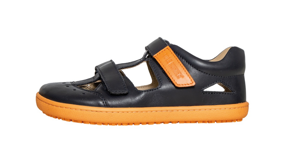 Kinder Barfußsandale, geschlossene Zehen und geschlossener Fersenbereich, zwei Klettverschlüsse und Riemen, flexible Sohle, einzelner Schuh, Seitenansicht