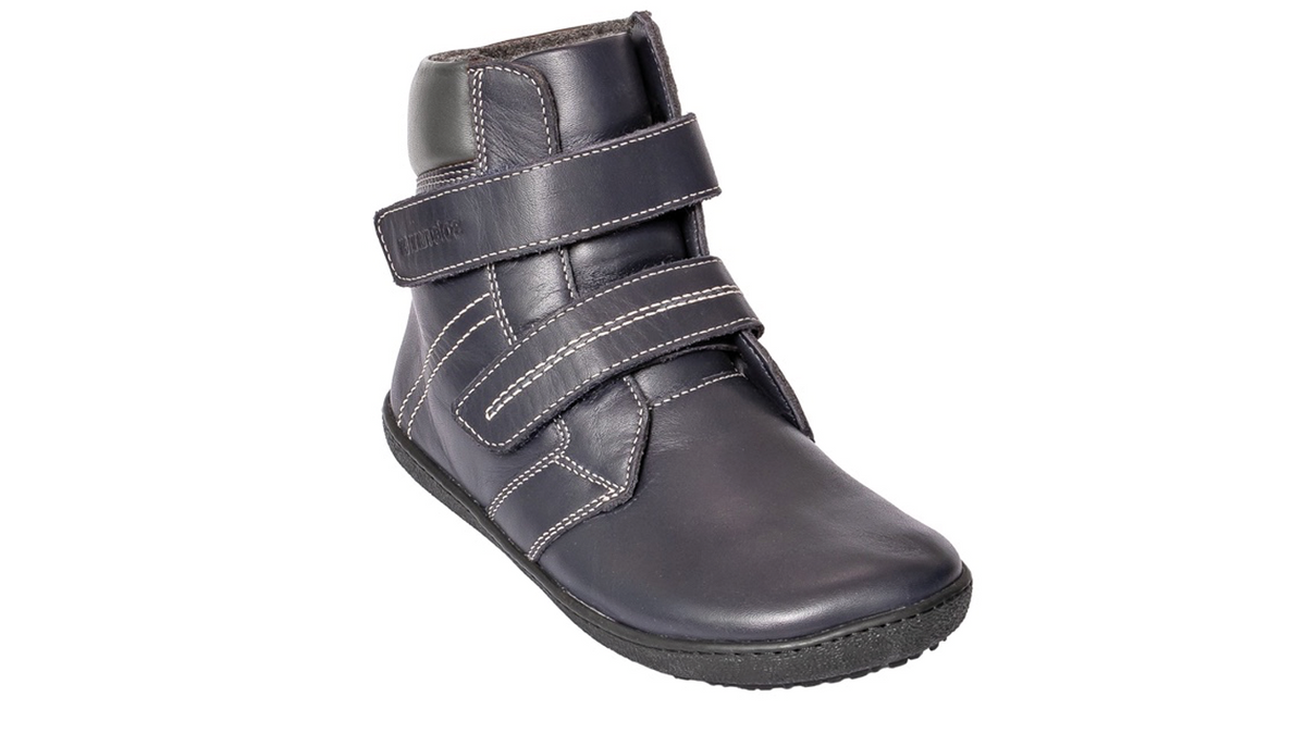 Barfußwinterstiefel für Kinder mit breiter Zehenbox, Klettverschluss und geschlossenem Fersenbereich, schräge Vorderansicht