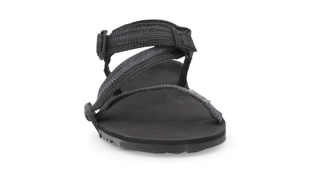 Barfußsandale, offene Zehen und offener Fersenbereich, Riemenkonstruktion mit verstellbaren Riemen, profilierte Sohle, Einzelschuh, Vorderansicht