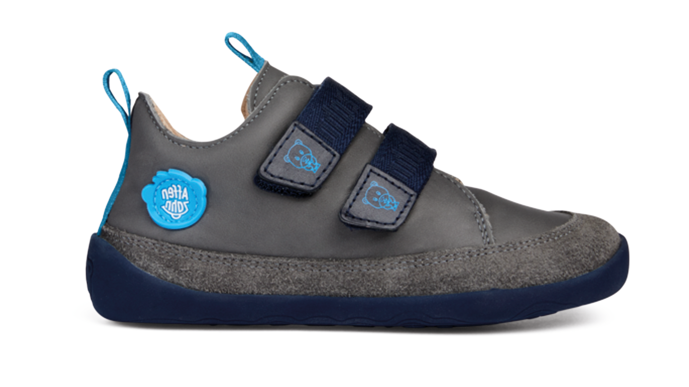 Kinder Barfußschuh mit geschlossener Zehenbox, breiter Vorderfußform und Klettverschlüssen, Seitenansicht außen