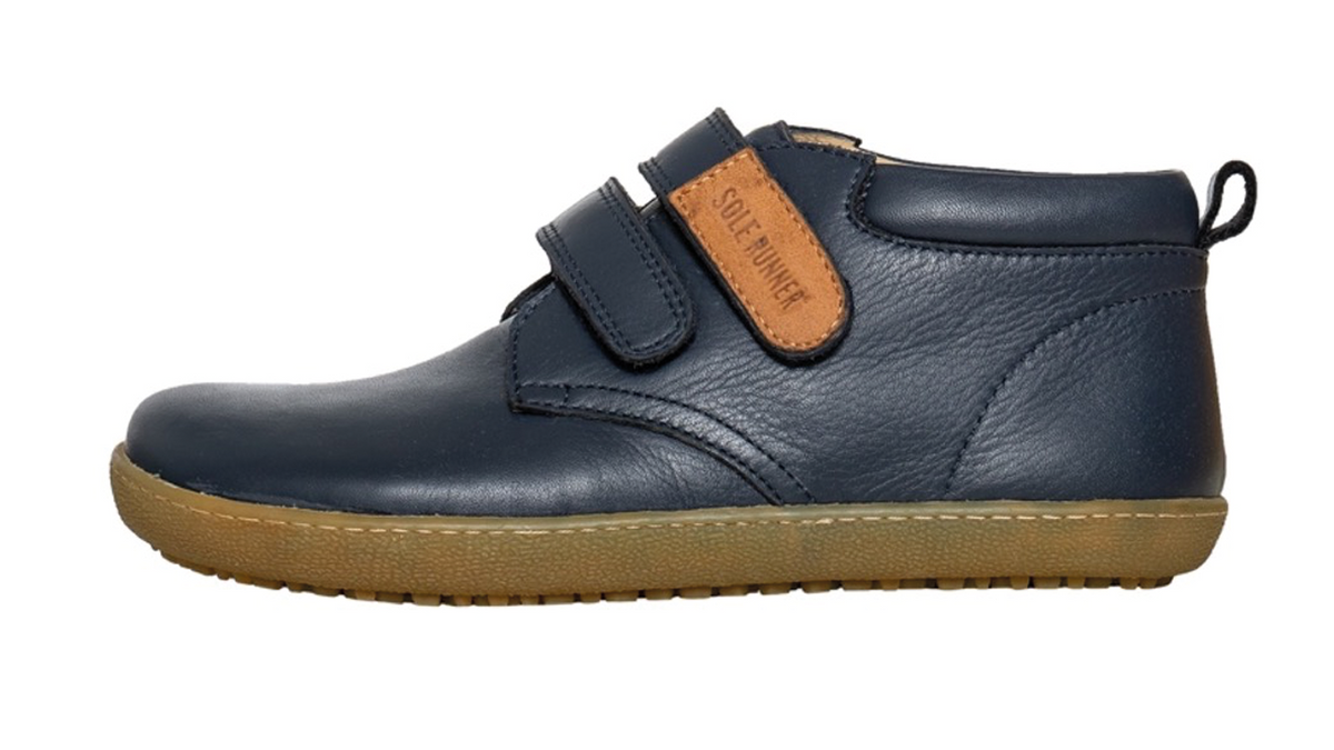 Kinder Barfußschuh, geschlossene Zehen und geschlossener Fersenbereich, zwei Klettverschlüsse, flexible Sohle, einzelner Schuh, Seitenansicht