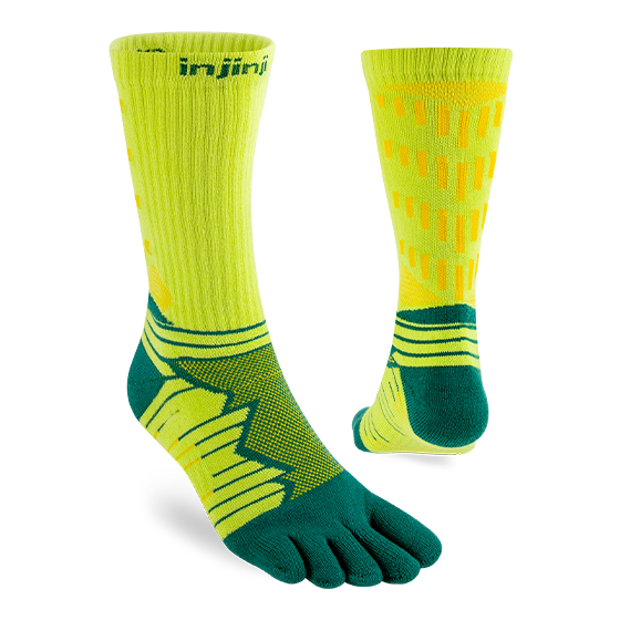 Zehensocken mit fünf separaten Zehenfächern und langem Schaft, elastisches Bündchen, gestrickte Struktur im Fußbereich, Paar in schräger Vorderansicht