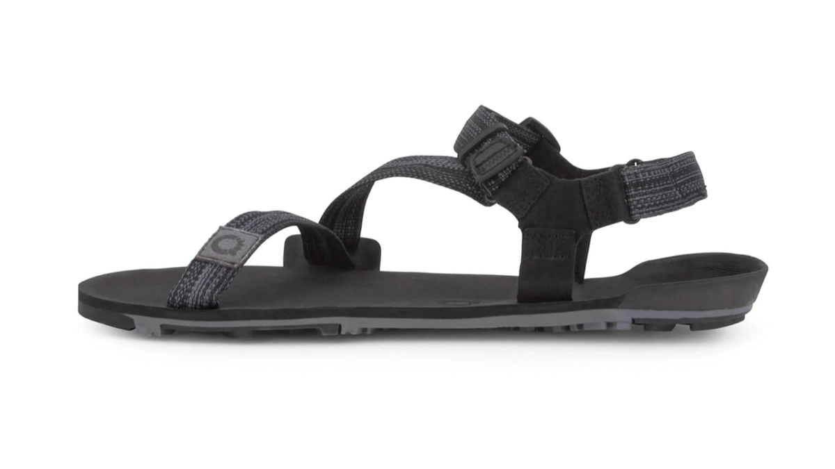 Barfußsandale, offene Zehen und offener Fersenbereich, Riemenkonstruktion mit verstellbaren Riemen, profilierte Sohle, Einzelschuh, Seitenansicht innen