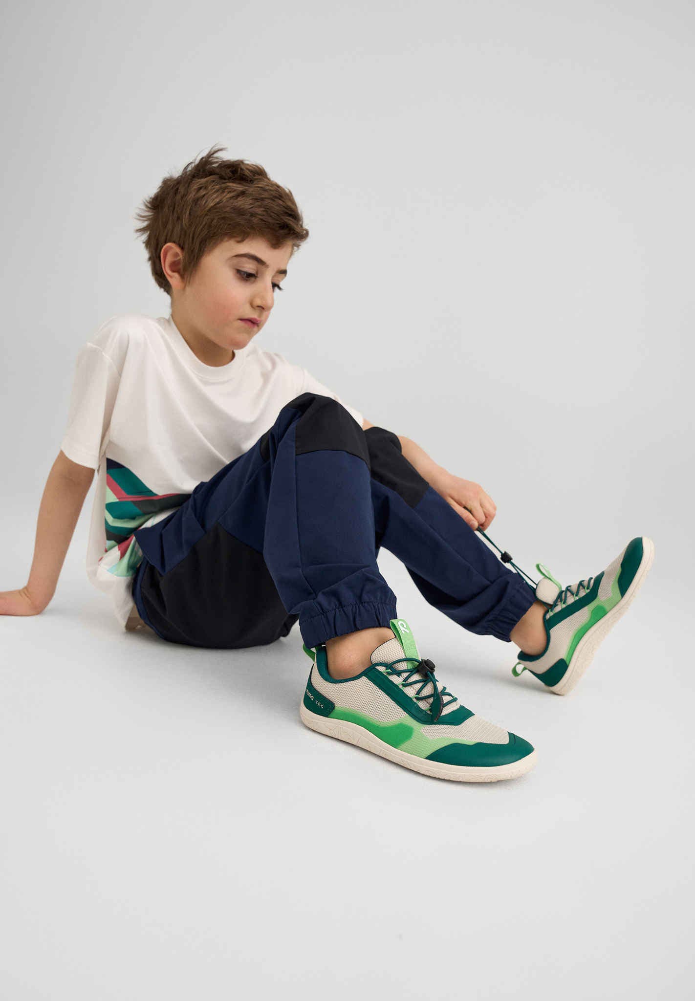 Barfußschuh für Kinder am Fuß getragen mit Schnürung, breite Zehenbox, flexible Sohle, geschlossener Zehen- und Fersenbereich, Seitenansicht außen