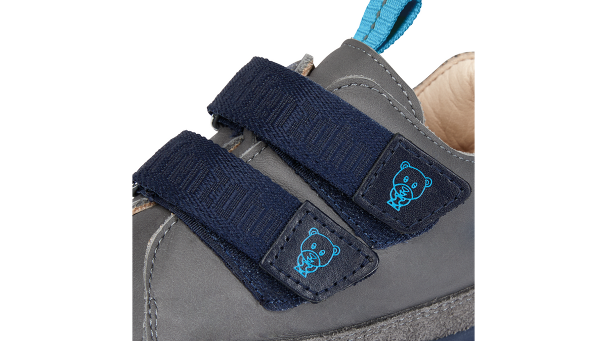 Kinder Barfußschuh mit geschlossener Zehenbox, breiter Vorderfußform und Klettverschlüssen, Seitenansicht außen, Detailansicht
