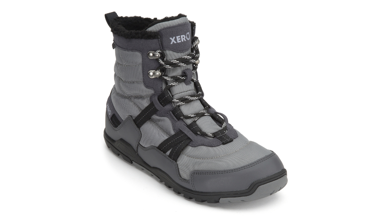 Barfußwinterstiefel, geschlossene Zehen und geschlossener Fersenbereich, Schnürung mit Ösen, profilierte Sohle, Einzelschuh, schräge Vorderansicht