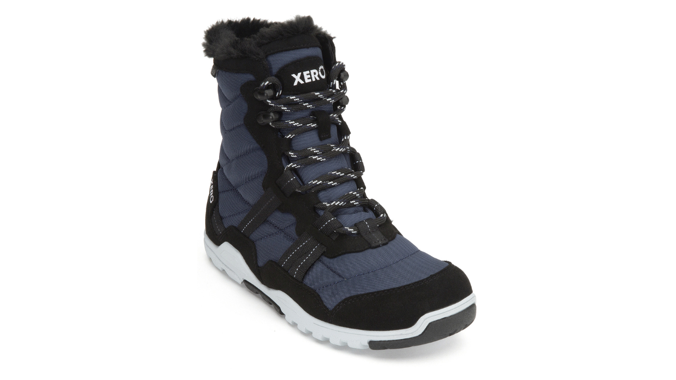Barfußwinterstiefel, geschlossene Zehen und geschlossener Fersenbereich, Schnürung mit Ösen, profilierte Sohle, Einzelschuh, schräge Vorderansicht
