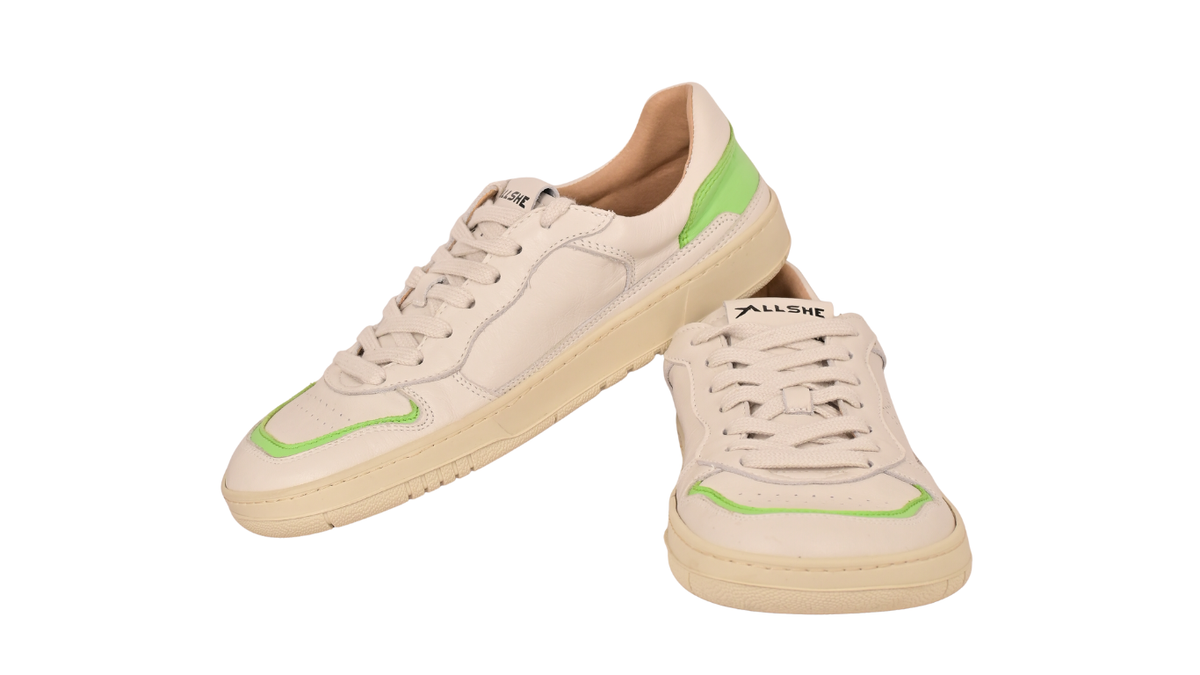 Barfußschuh, flache geschlossene Ausführung, schräge Vorderansicht als Paar. Geschlossene Zehen, bodennahe Bauweise.