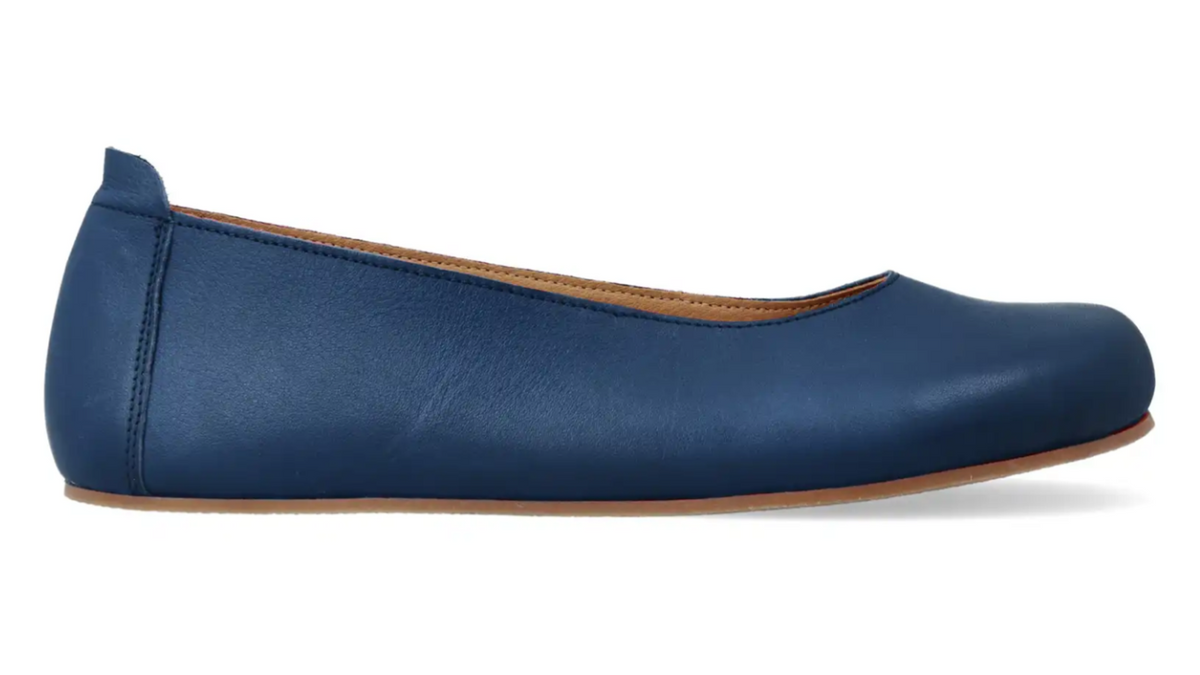 Ballerina, Seitenansicht nach rechts, Farbe Blau. Geschlossene Form, niedriger Schaft, dünne Sohle.