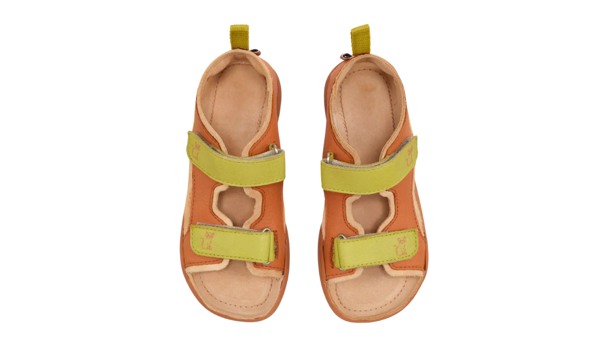 Kinder Barfußsandalen mit geschlossener Zehenbox, Klettverschlüssen und Riemen, Draufsicht auf beide Schuhe