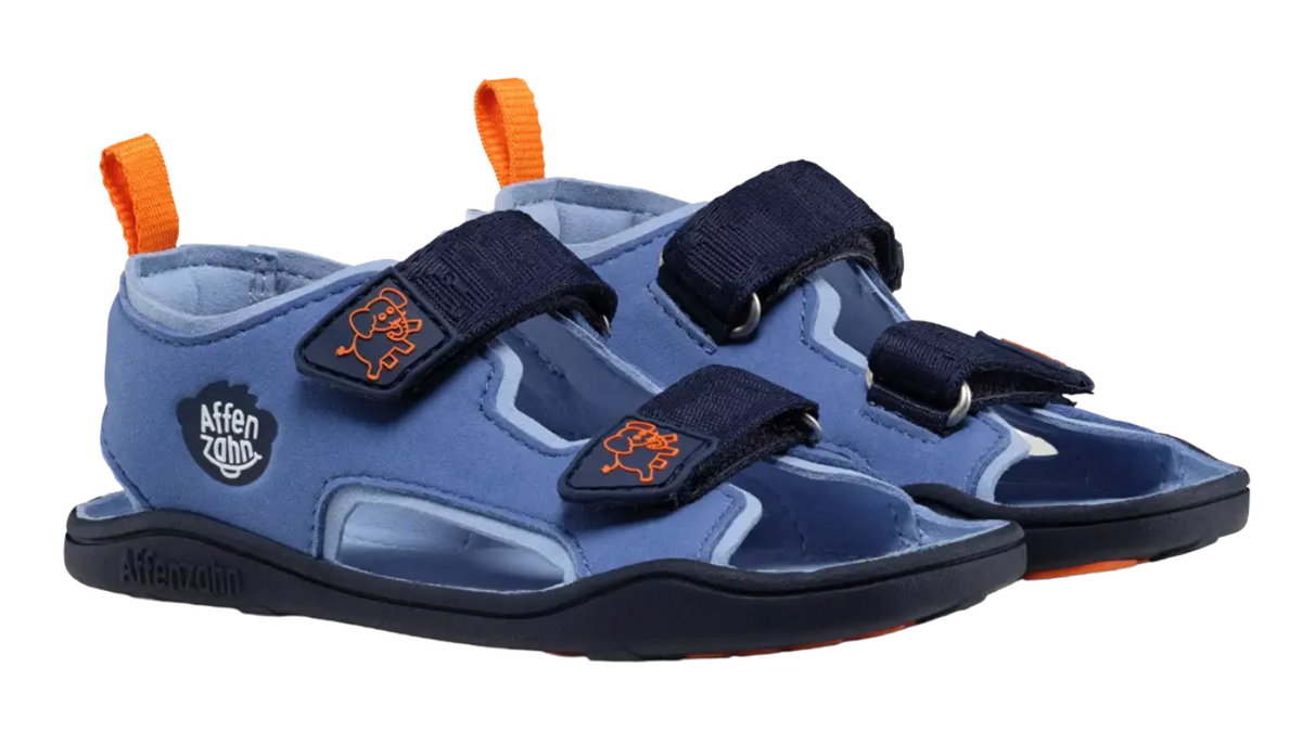 Kinder Barfußsandalen mit offener Zehenbox, Klettverschlüssen und Fersenriemen, schräge Vorderansicht