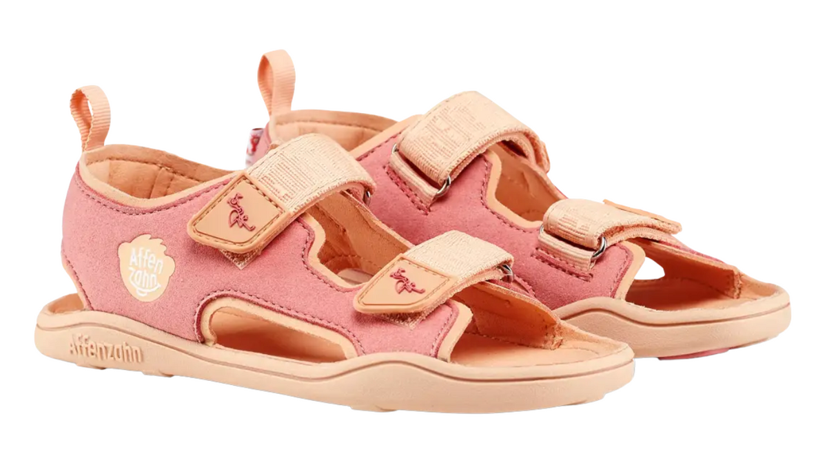 Kinder Barfußsandalen mit offener Zehenbox, Klettverschlüssen und Fersenriemen, schräge Vorderansicht