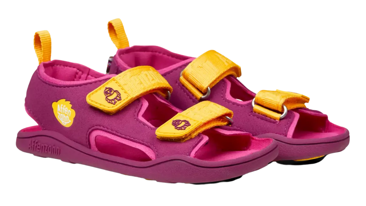Kinder Barfußsandalen mit offener Zehenbox, Klettverschlüssen und Fersenriemen, schräge Vorderansicht