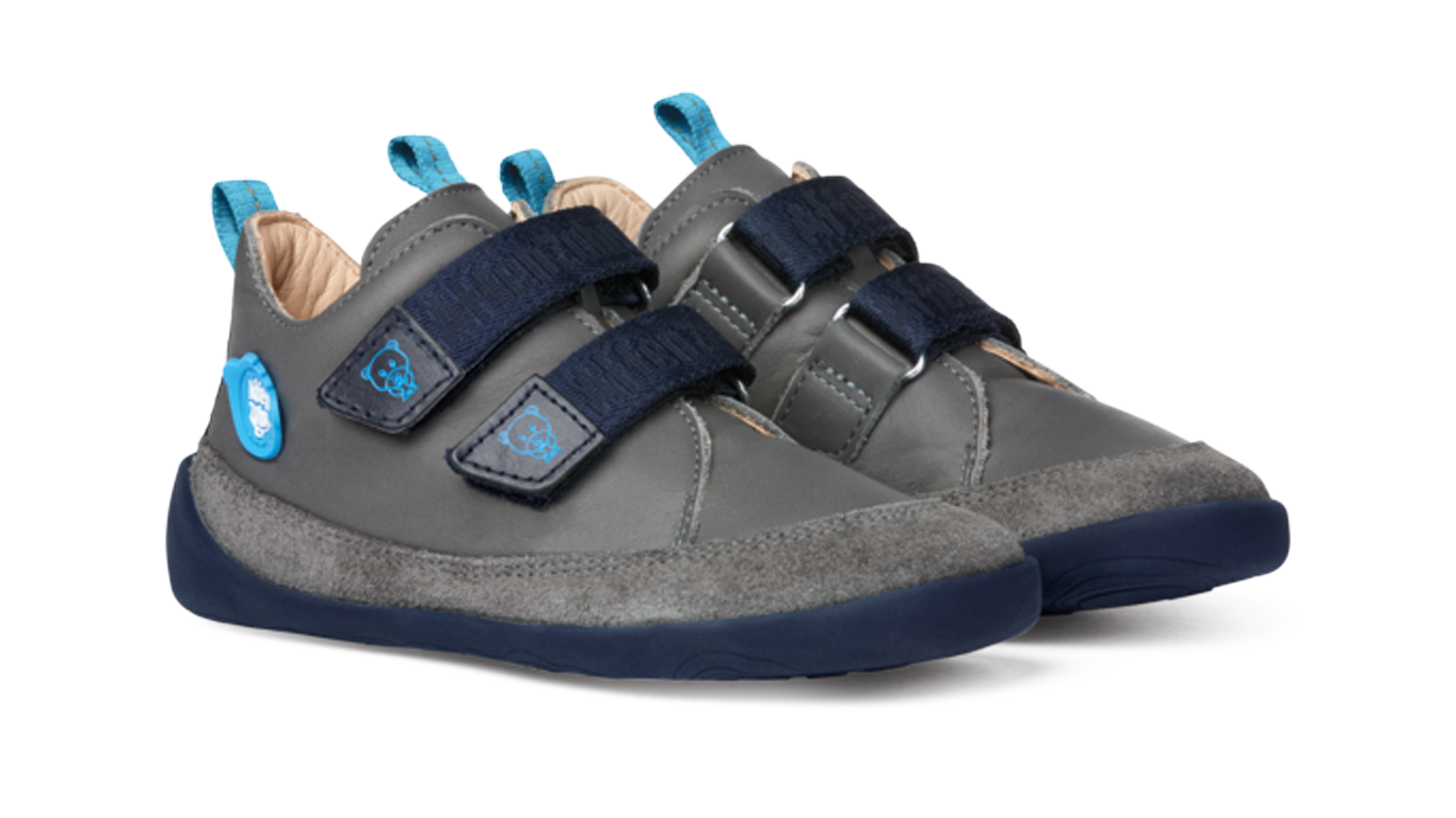 Kinder Barfußschuh mit geschlossener Zehenbox und Klettverschlüssen, schräge Vorderansicht