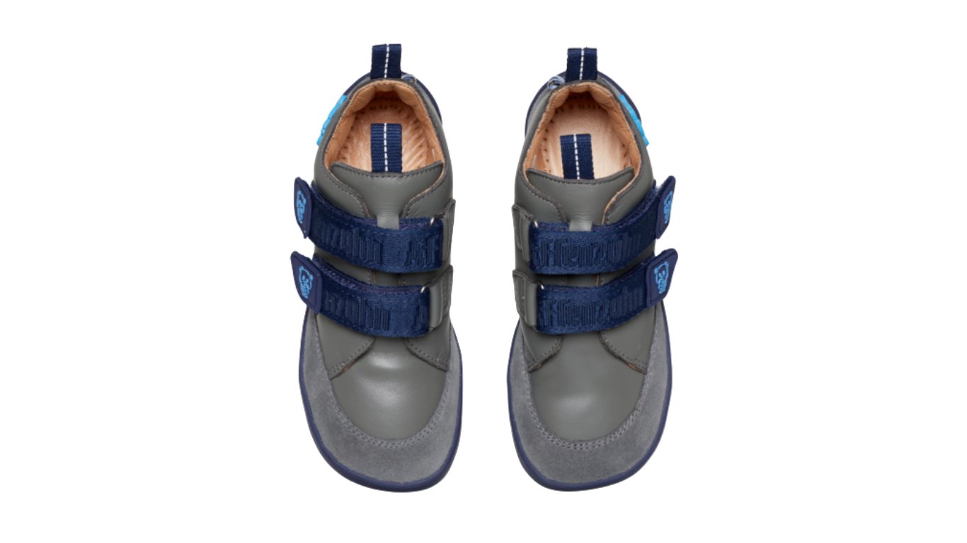 Kinder Barfußschuhe mit geschlossener Zehenbox und Klettverschlüssen, Draufsicht auf beide Schuhe