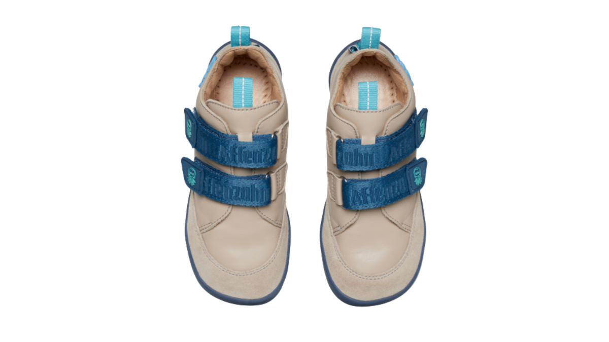 Kinder Barfußschuhe mit geschlossener Zehenbox und Klettverschlüssen, Draufsicht auf beide Schuhe