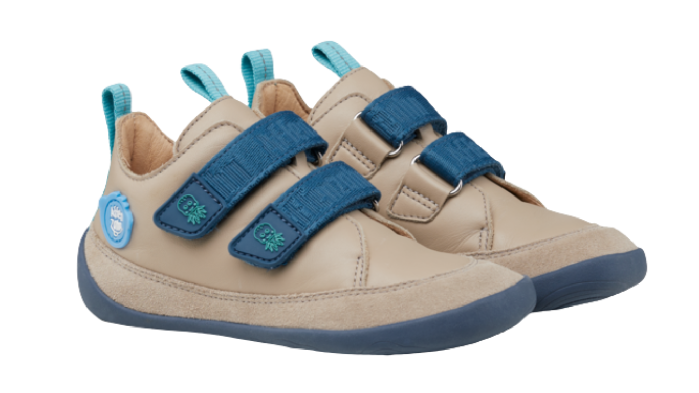 Kinder Barfußschuh mit geschlossener Zehenbox, breiter Vorderfußform und Klettverschlüssen, Seitenansicht außen