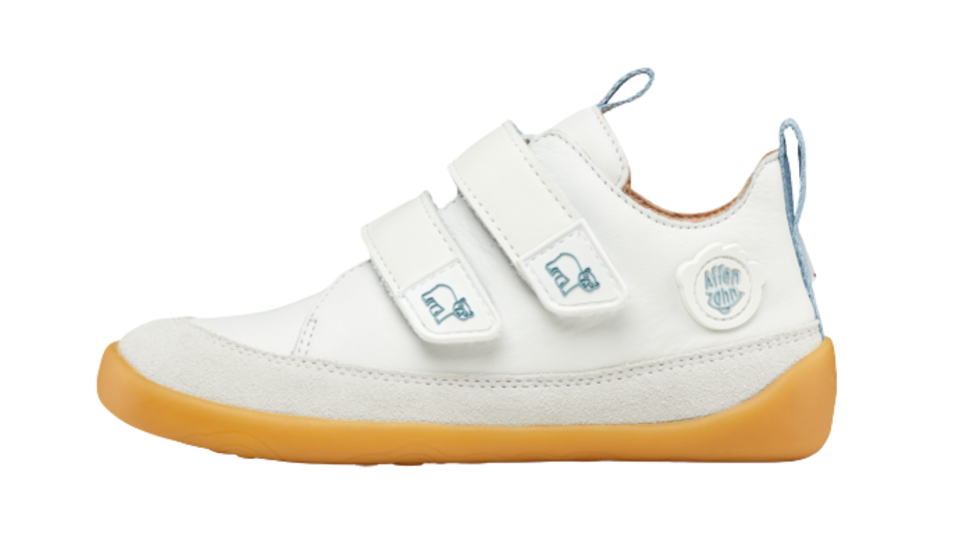 Kinder Barfußschuh mit geschlossener Zehenbox, breiter Vorderfußform und Klettverschlüssen, Seitenansicht außen