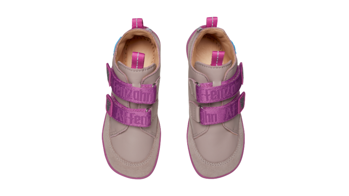 Kinder Barfußschuhe mit geschlossener Zehenbox und Klettverschlüssen, Draufsicht auf beide Schuhe