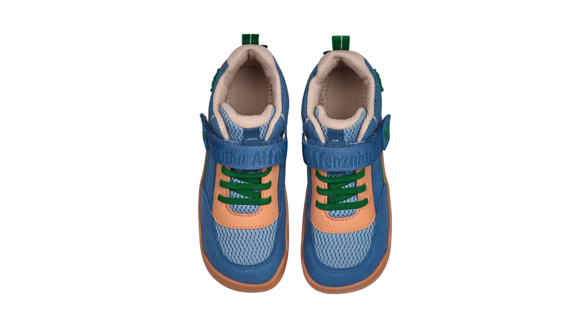 Kinder-Barfußschuh als Paar mit breiter Zehenbox, geschlossenem Zehenbereich, geschlossener Ferse, Klettverschluss und Schnürung, flexible Sohle, Draufsicht.